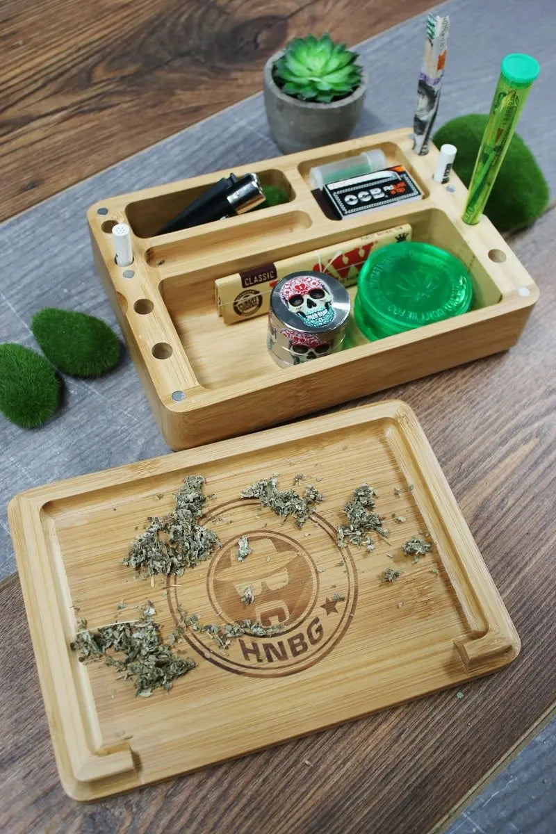 Dreh- & Stoner Box Heisenberg 20x14x6 cm | Bambus Rolling Tray mit Magnetverschluss & Staufächern